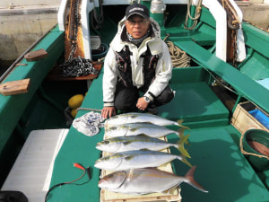 17 11 25 シオ４７ｃｍ カッコ良く４７ｃｍのシオを釣り上げてくれました 大変よく頑張ってくれました これで今晩の御馳走は決まりですね シオのお刺身なら暖かい恰好をした上でキンキンに冷えたビールでグイっと一杯やっても良いかもしれません